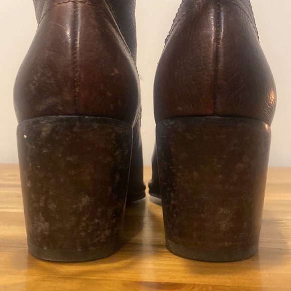 NWT Frye Lucinda Short Reddish Dark Brown Size 6 - Picture 11 of 13